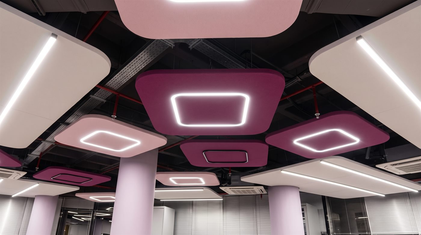 Ilhas acústicas suspensas com iluminação de LED integrada em escritório