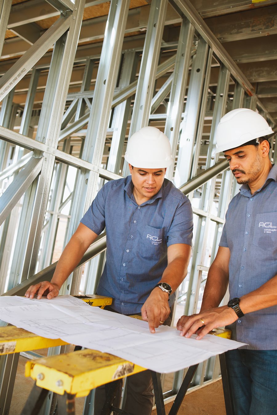Adalberto Meireles e Glauber Monteiro analisando projeto em obra da AGL