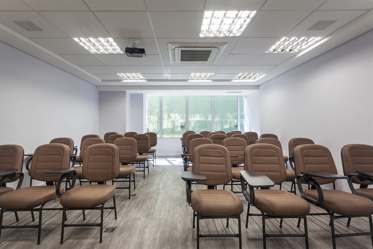 Forro modular em ambiente corporativo executado pela AGL, Faculdade Unimed, Belo Horizonte